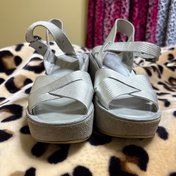 Elegant Silver Platform Sandals. Size 8 Kork ease - Picture 9 of 9